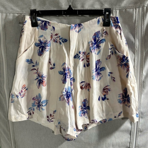 ASTR The Label Floral White Shorts Coastal Boho Summer Vacation 3.5” Inseam - Picture 2 of 7